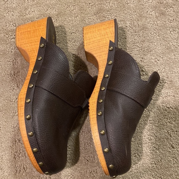 MIA brown clogs - Picture 2 of 3